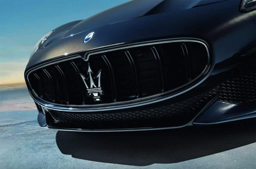 Detalle frontal del nuevo Maserati GranCabrio descapotable.