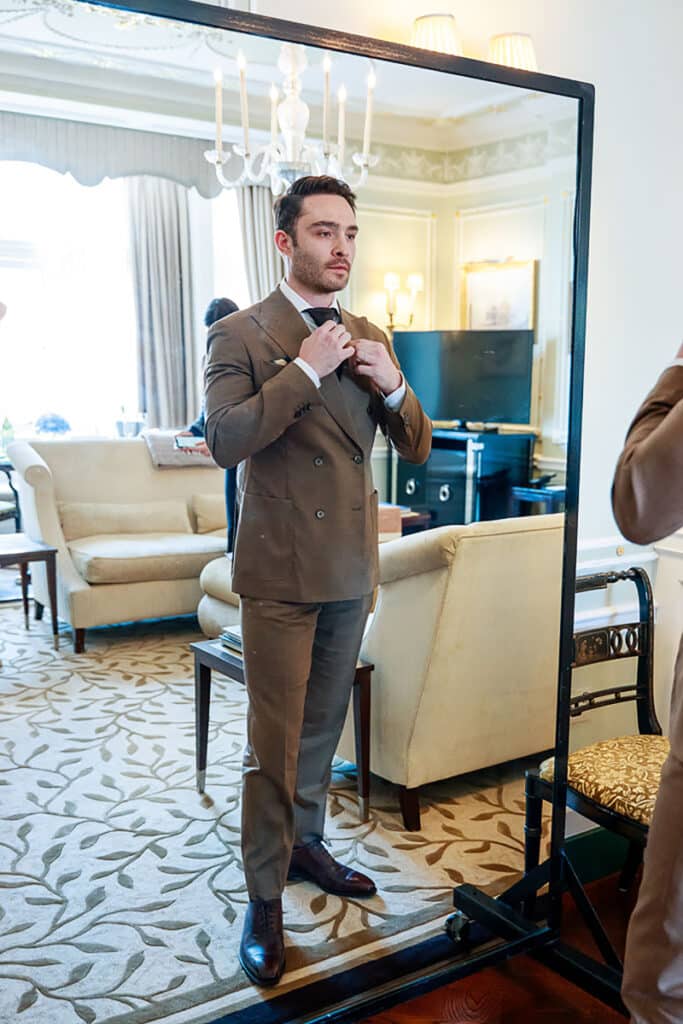 El actor Ed Westwick con un traje marrón tabaco de la colección Hackett No.14 Savile Row el día de su boda.