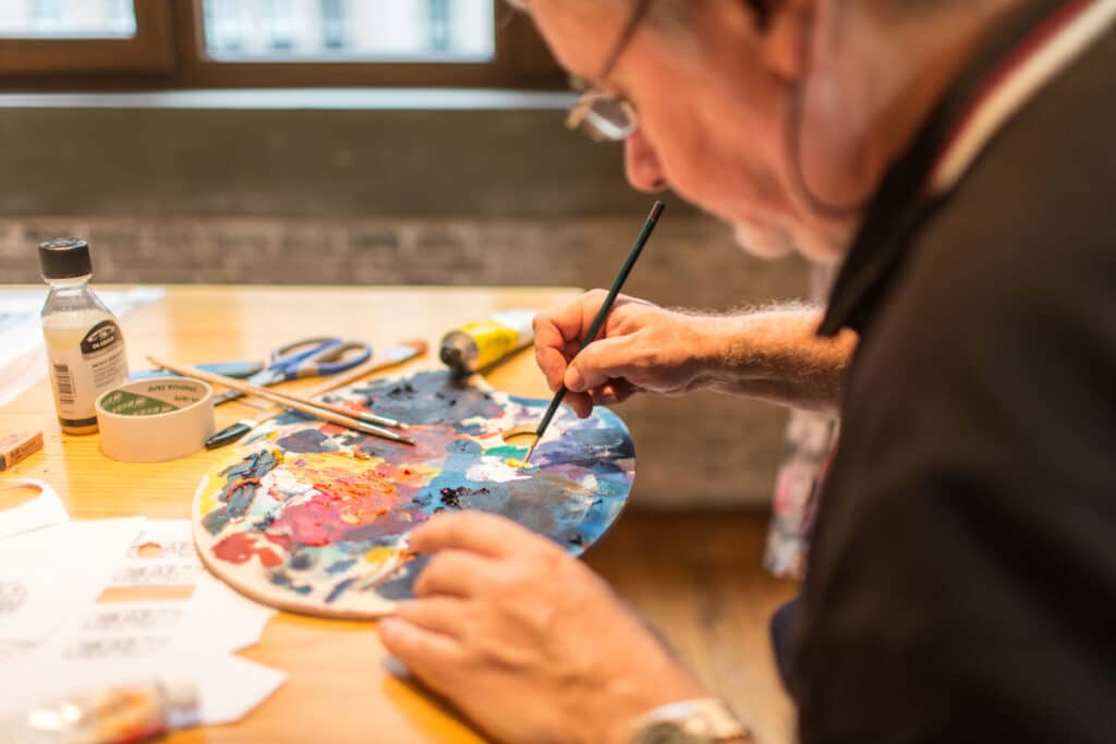 El mexicano Carlos Juárez trabajando en una de sus obras. Exposición Arte Pulsante de Swatch.