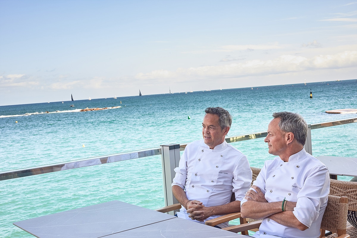 Los chefs Sergio y Javier Torres en su restaurante Edelmar-Hermanos Torres del Port Olimpic de Barcelona.