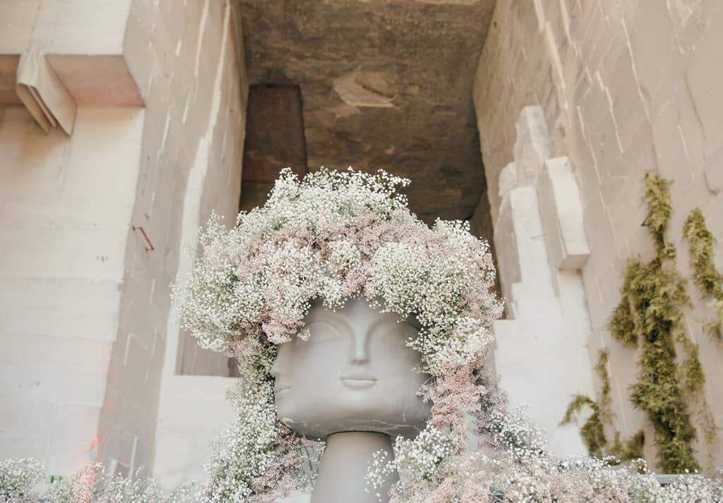 Coyote Flowers Head, instalación de Lauren Sellen. 