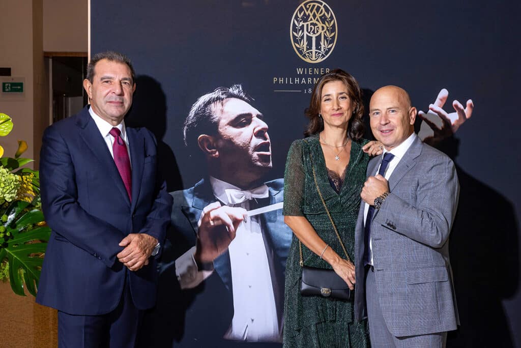 El director de orquesta Daniel Gatti con Susana Pérez  y Sergio Bergamelli, de (gerente de Perodri Joyeros).