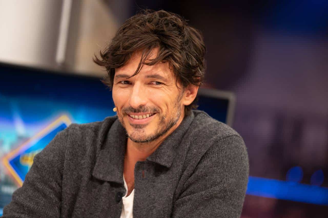 Andrés Velencoso tiene claro cómo es el cardigan que triunfa este otoño