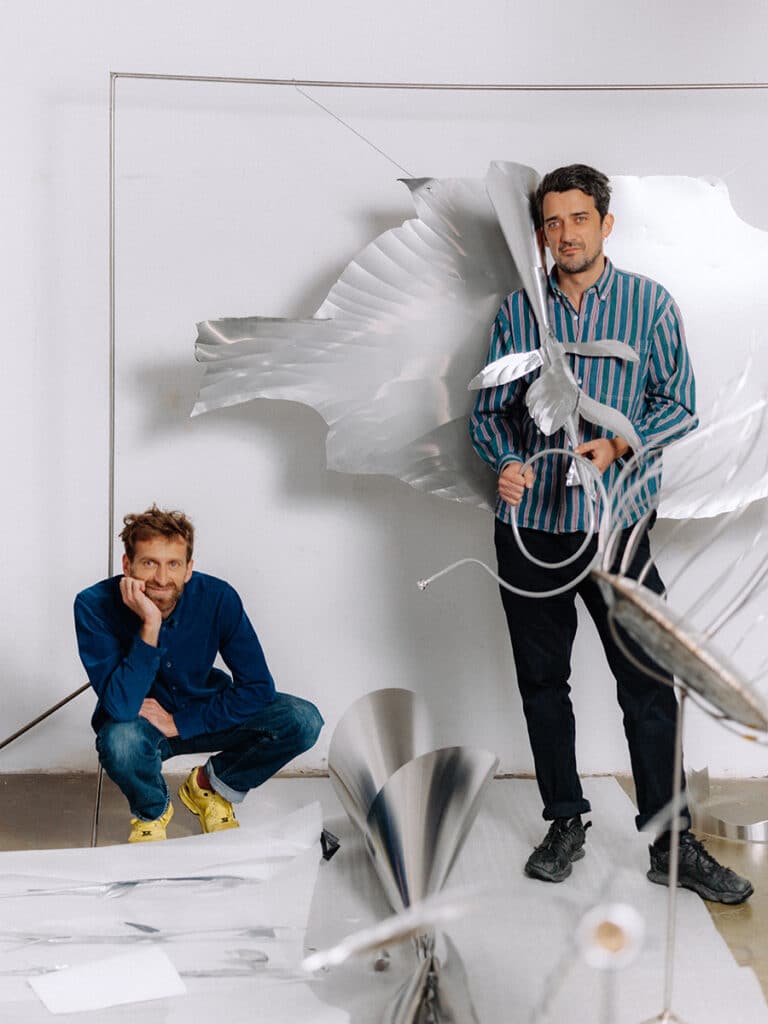 Los artistas Petrit Halilaj y Álvaro Urbano.