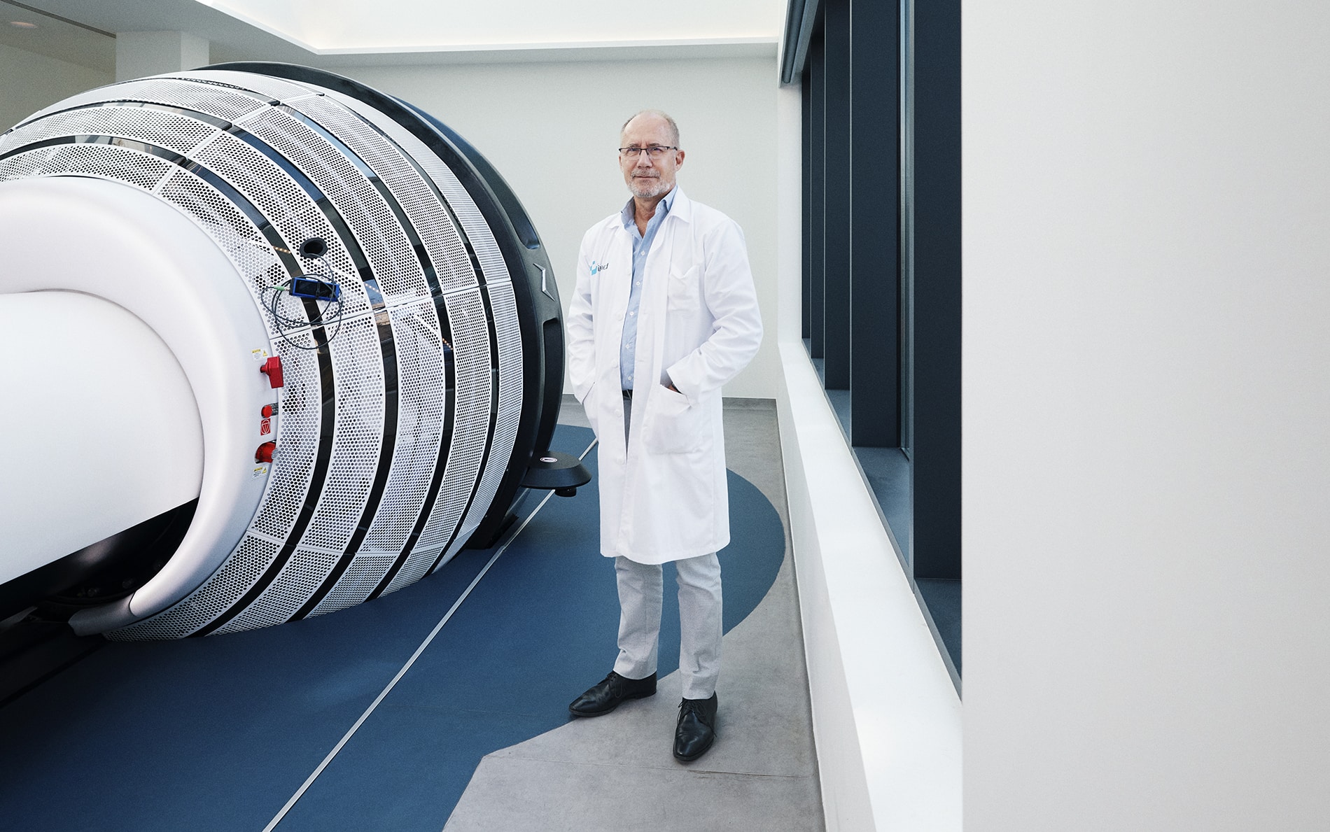 El doctor Kita Sallabanda junto a la máquina de radiocirugía ZAP-X, en la sede del IRCA, en Madrid.