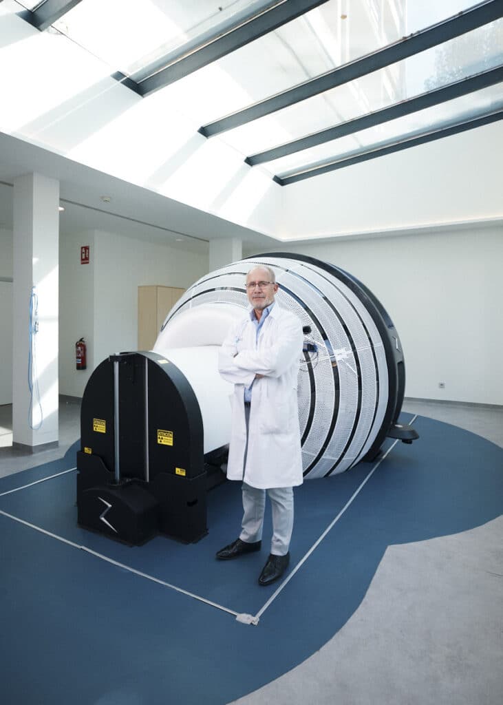 El doctor Kita Sallabanda junto a la máquina de radiocirugía ZAP-X, en la sede del IRCA, en Madrid.