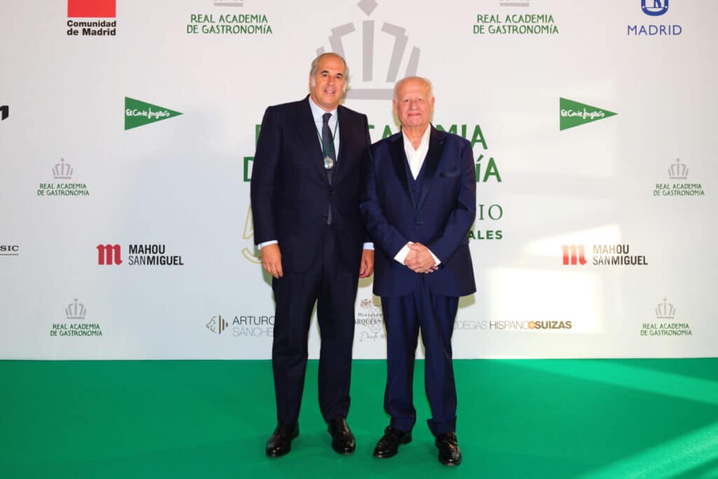 Luis Suárez de Lezo, presidente de la Real Academia de Gastronomía, y Juan Echanove, maestro de ceremonias de la gala. 