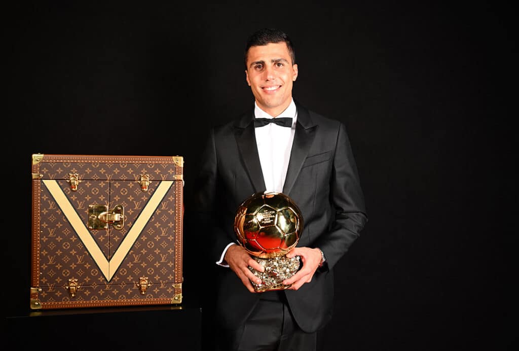 Rodrigo Hernández con el Balón de Oro 2024.