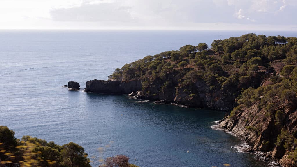 Cala en el parque natural del Cap de Creus. Recorrido en ARIYA de Nissan.