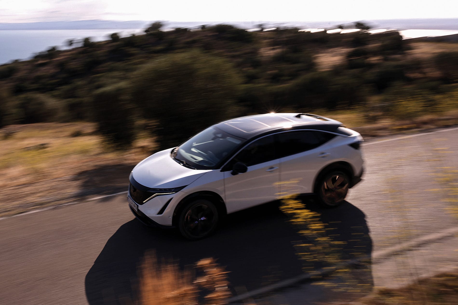 ARIYA, SUV eléctrico de Nissan en una ruta por Girona.