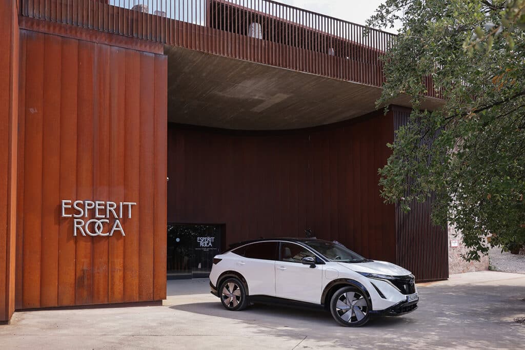 ARIYA, SUV eléctrico de Nissan en una ruta por Girona.