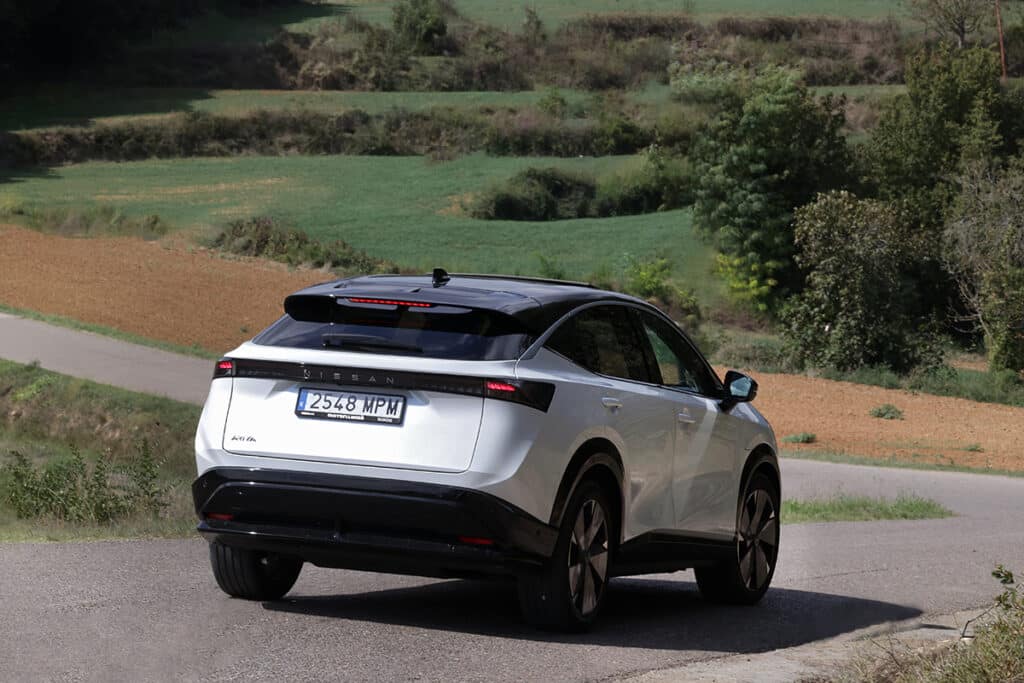 ARIYA, SUV eléctrico de Nissan en una ruta por Girona.