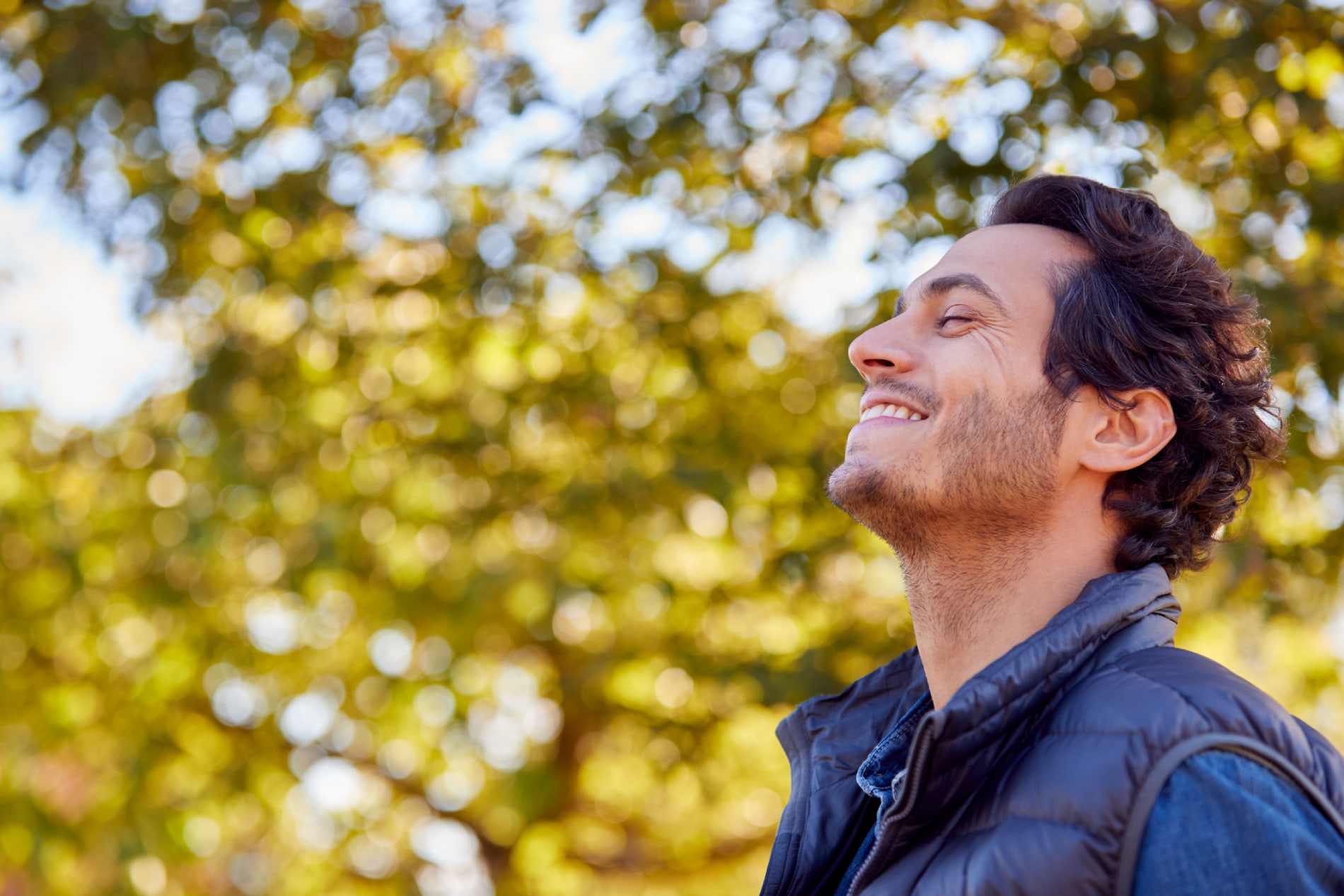 Hombre en otoño.