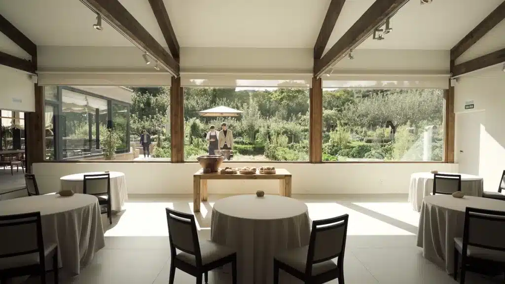 Comedor de Venta Moncalvillo, con vistas al jardín y huerto del restaurante.