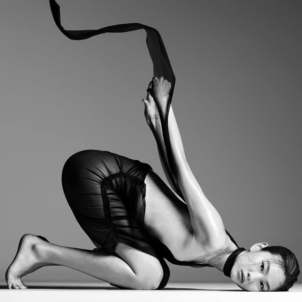 La actriz surcoreana Hoyeon posando para el Calendario Pirelli 2025.