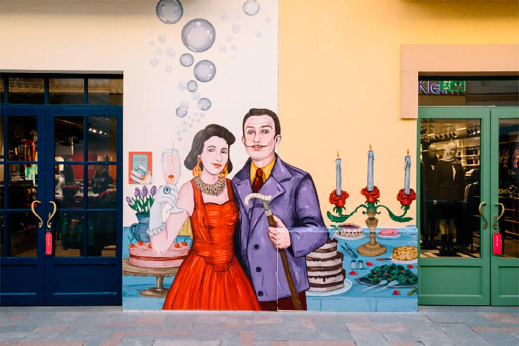 Ilustración de Salvador y Gala Dalí en La Roca Village.