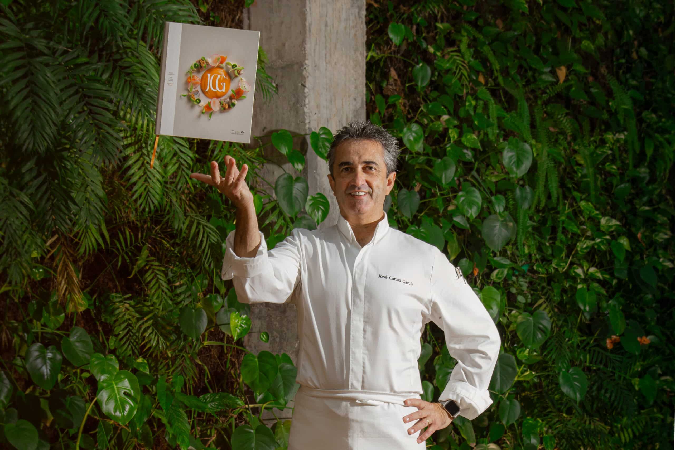 El chef José Carlos García con su libro Recetas andaluzas.