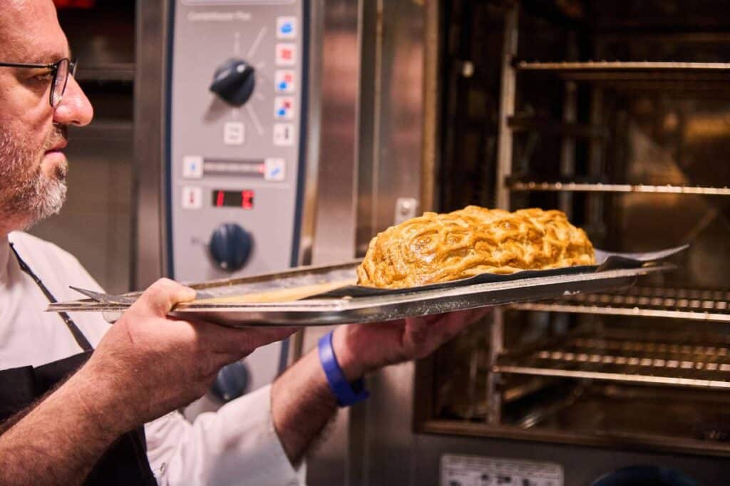 El chef Miguel Muñoz preparando su famoso Solomillo Wellington de Frisona de Girona. 