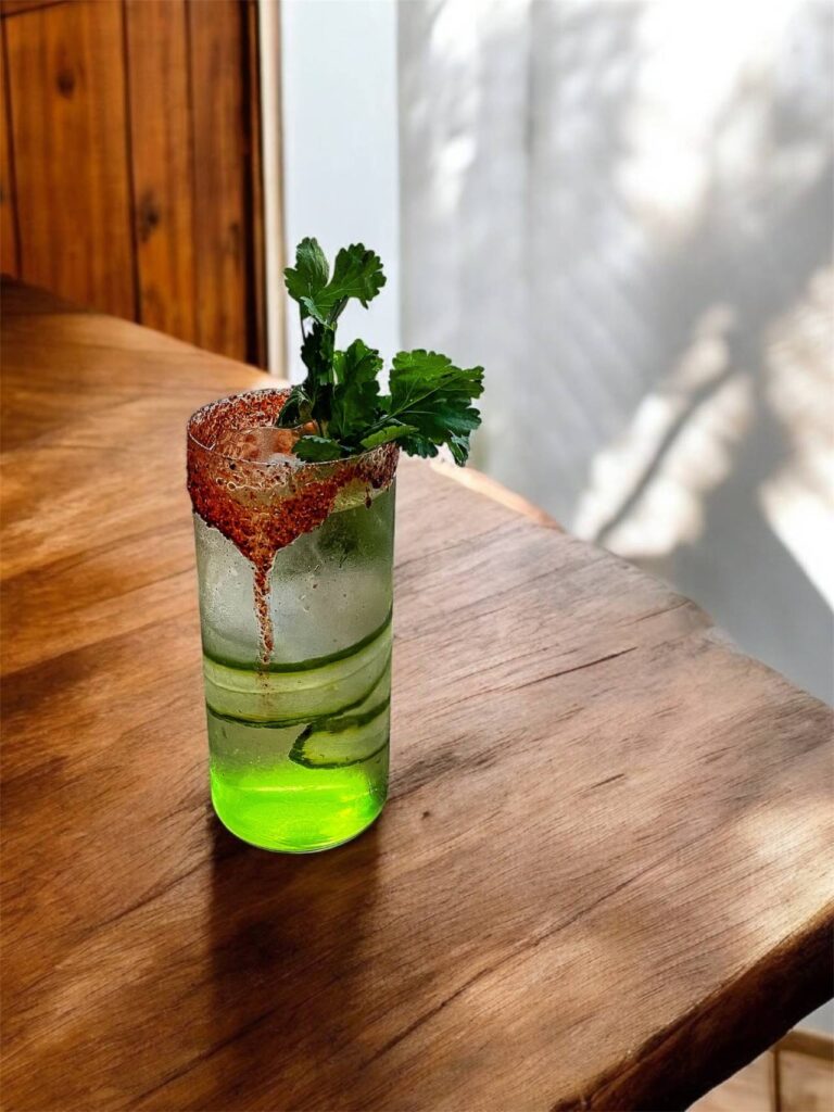 La carta de cócteles diseñada para la Navidad por uno de los bartenders más reputados 4 Coctel Santo Pepino