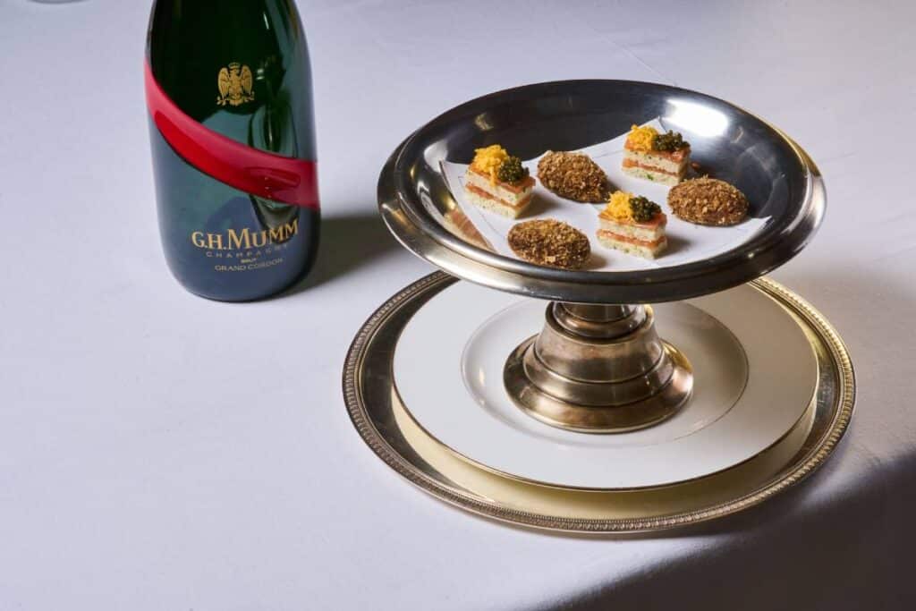 Croqueta de faisán y canapé de salmón ahumado, de 'Le table des chefs'.