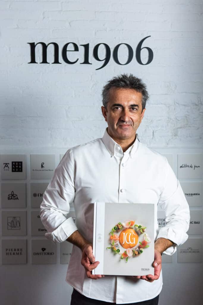 El chef José Carlos García con su libro Recetas andaluzas.