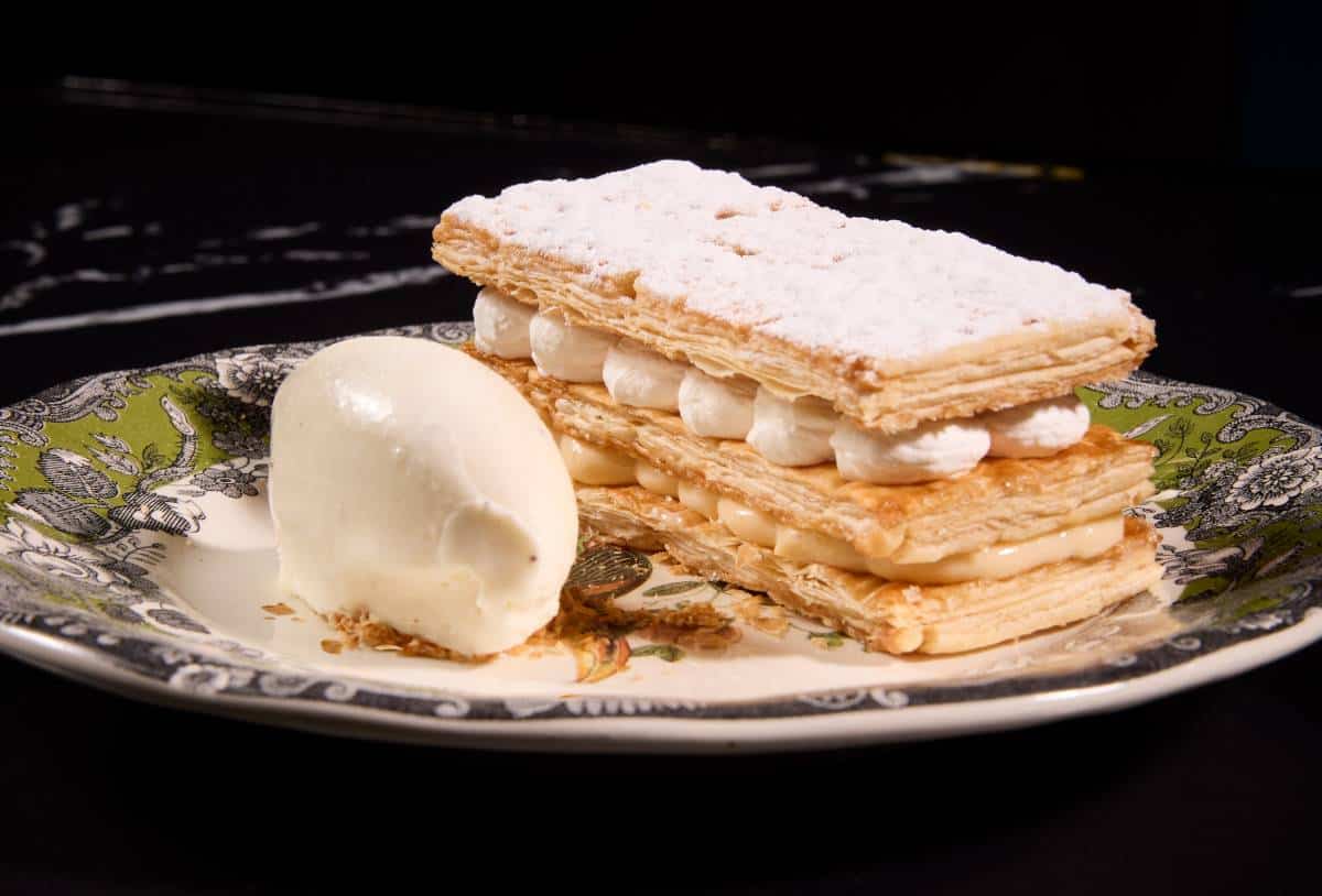 Milhojas de crema con helado de piña y jengibre de Qú by Mario Sandoval.