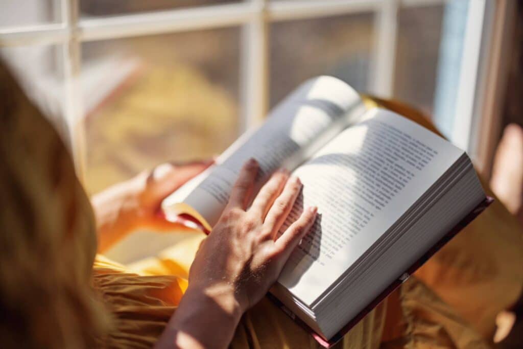 Mujer leyendo un libro.