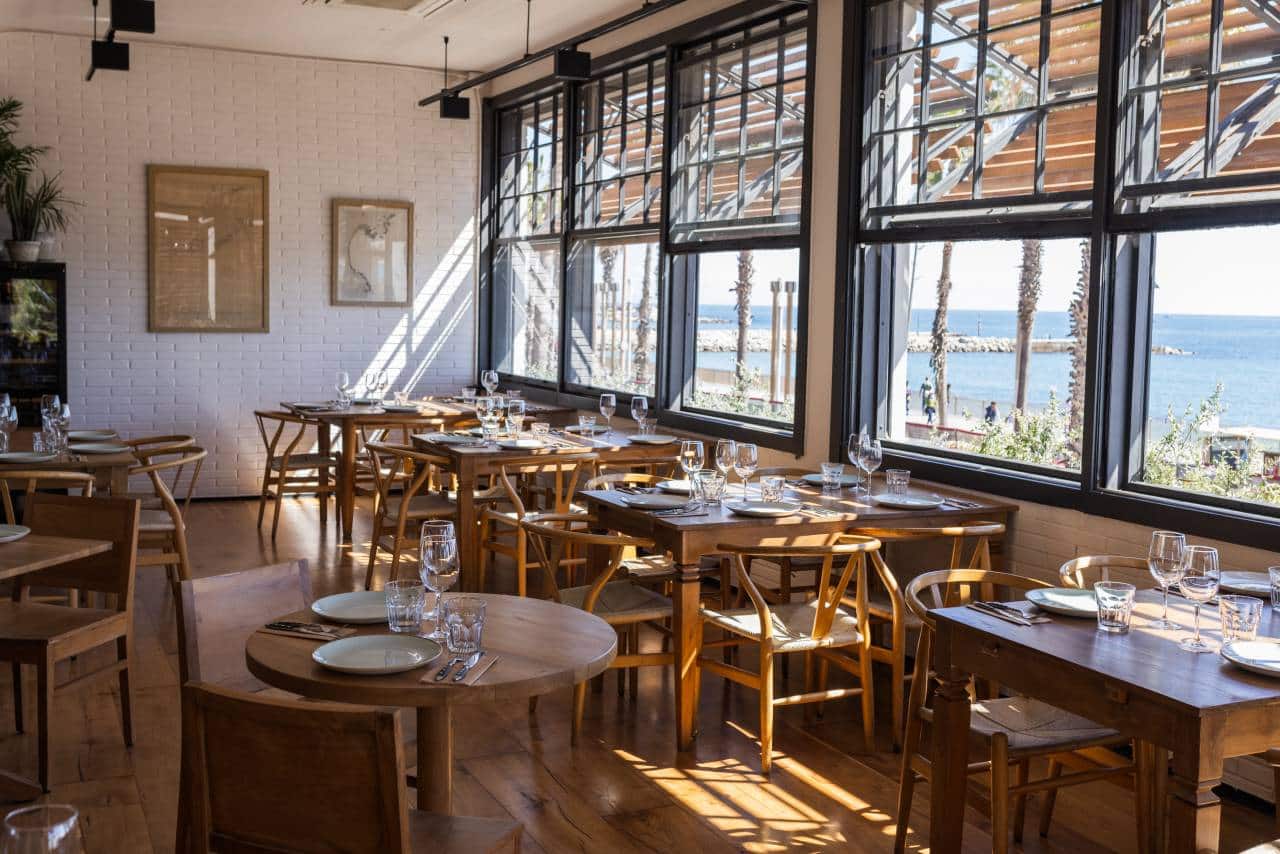 El restaurante barcelonés en el que despedir al 2024 en primera línea de playa 1 RESTAURANTE BARRACA
