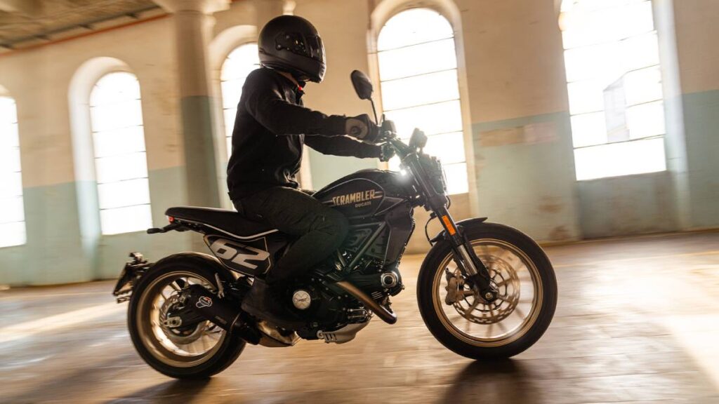 Scrambler Full Throttle MY25 pagina prodotto single media 1920x1080 05 2