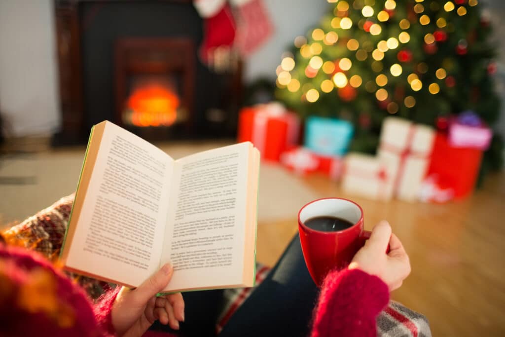 Mujer leyendo en Navidad.