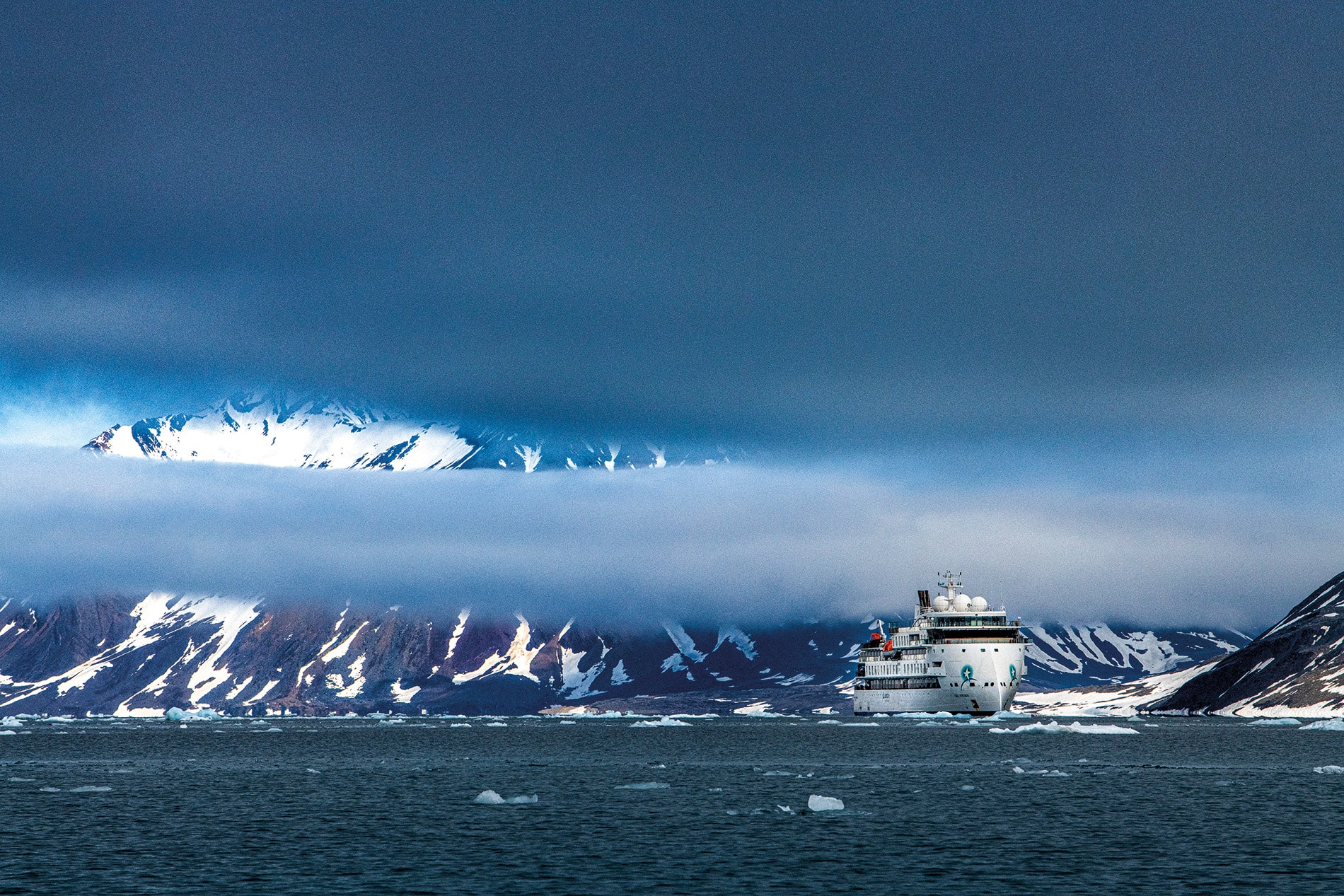 Crucero de expedición Greg Mortimer cerca de Torellneset Alkefjellet, en el archipiélago de Svalbard.