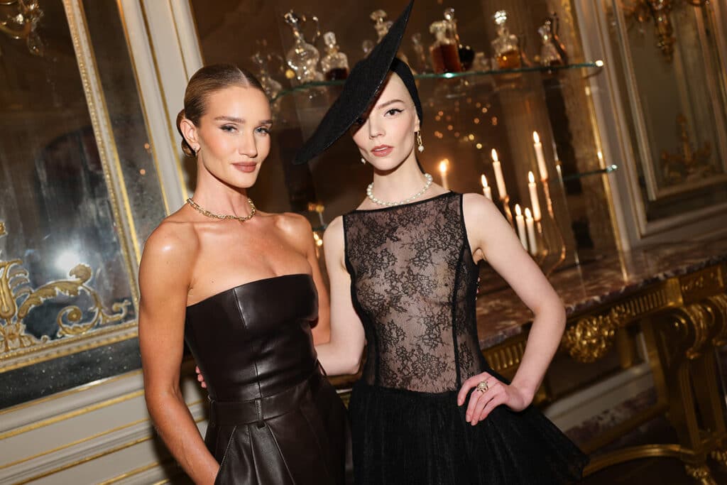 La modelo y diseñadora Rosie Huntington-Whiteley junto a la actriz Anya Taylor-Joy.