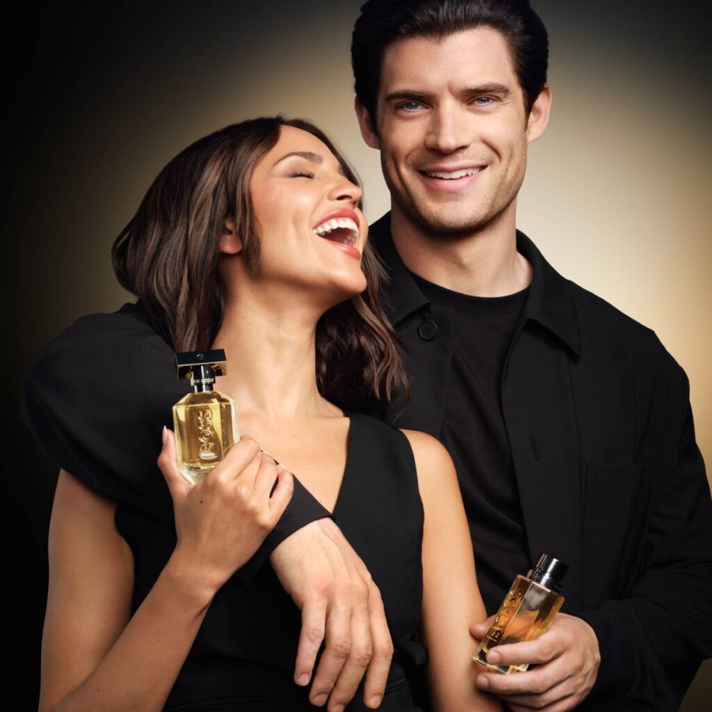 El estreno de David Corenswet, el nuevo Superman, como imagen del perfume Boss The Scent 3 HBO SCENT MB 25 Digital KV Model Duo Bottle B 2500x2500.jpg JPG 300dpi