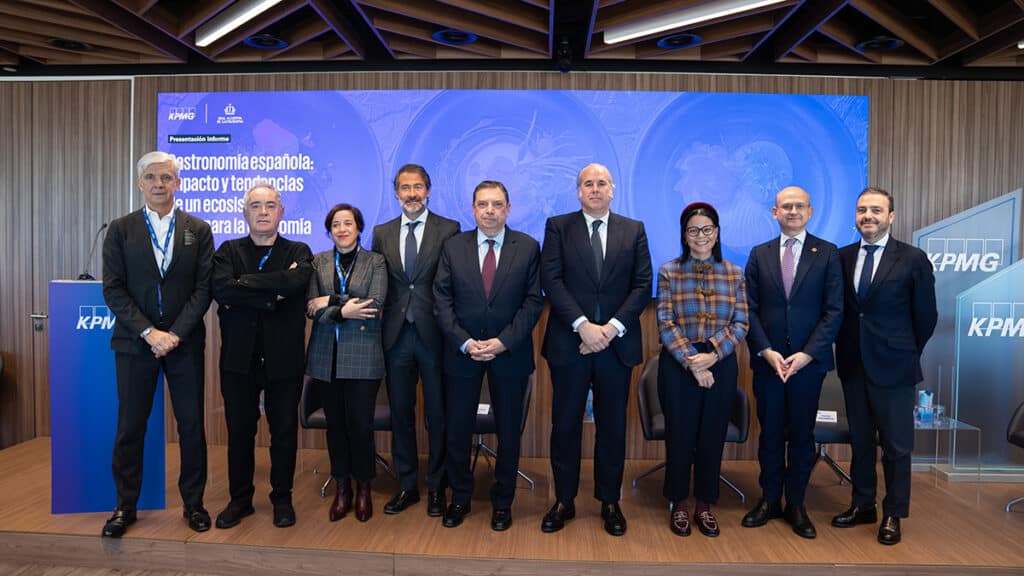 Ignacio Silva, Ferran Adria, Elisa Carbonell, Juanjo Cano, Luis Planas, Luis Suárez de Lezo, Natalia Bayona, José Miguel Herrero y Enrique Porta en la presentación del informe La gastronomía española: impacto y tendencias de un ecosistema clave para la economía.