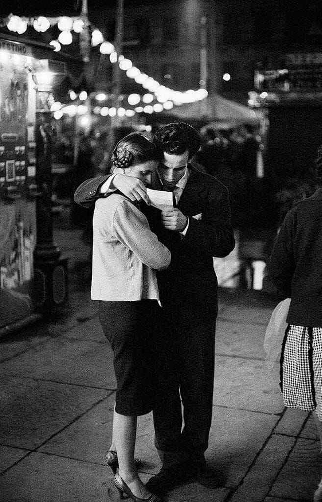 Verbena. Plaza Mayor, Madrid, 1964. Gelatina y plata. Copia actual. Fotografía de Ramón Masats.