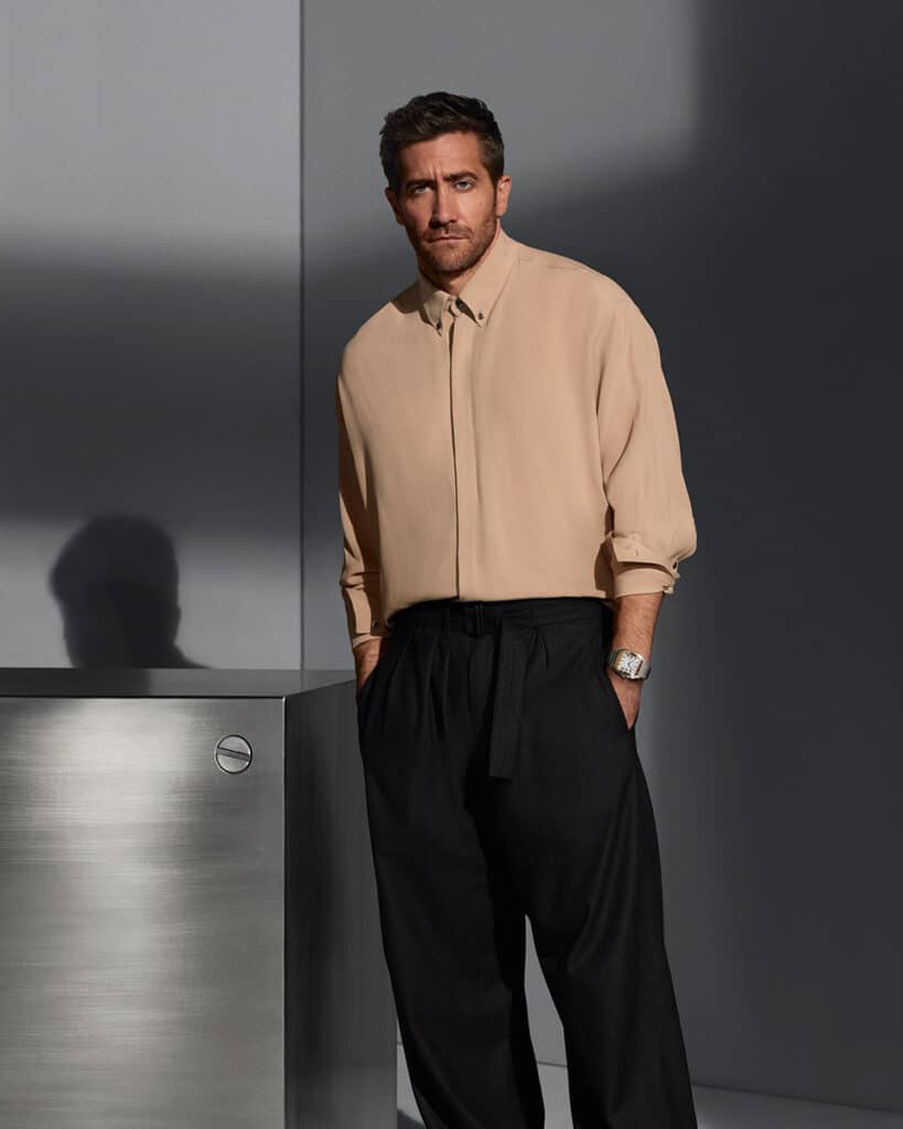 Jake Gyllenhaal posa con una de las piezas de la colección del reloj Santos de Cartier.