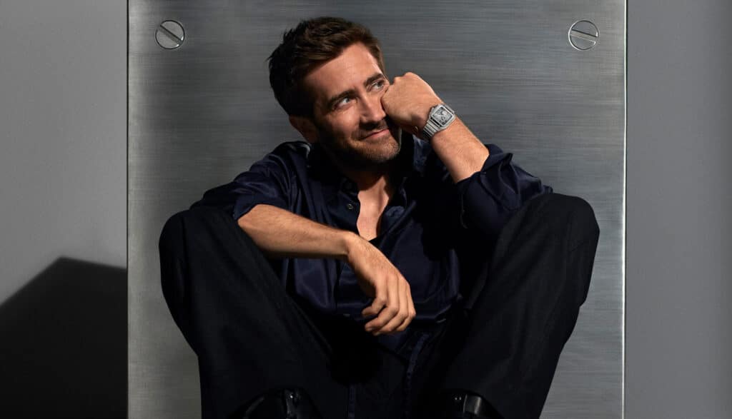 El actor Jake Gyllenhaal luciendo un reloj Santos de Cartier.