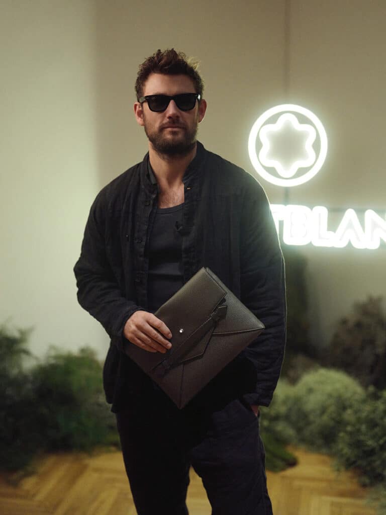 El actor y modelo británico Alex Pettyfer en la Fashion Week de Milán 2025 luciendo complementos de Montblanc.