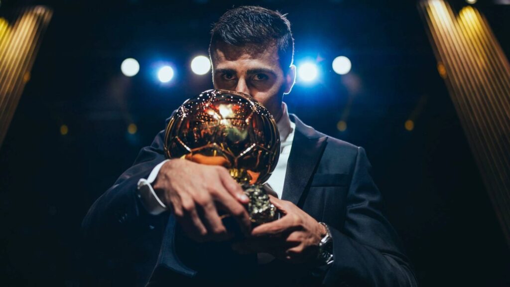 El futbolista Rodri Hernández con el Balón de Oro.