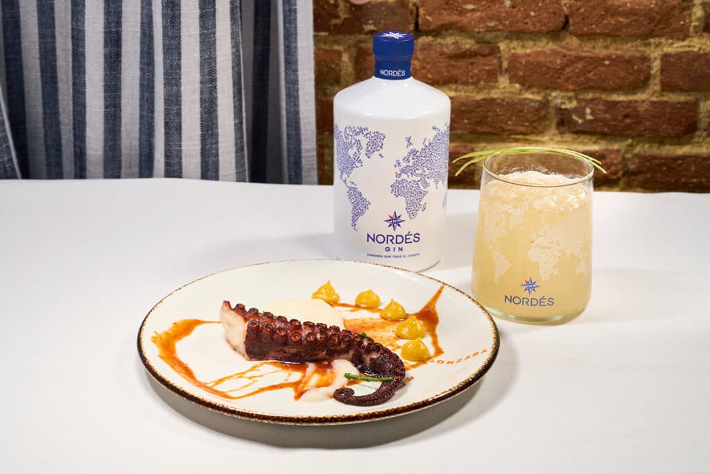 Pulpo de la ría a la brasa con emulsión de verduras en escabeche de Nordés gin y salicornia de Fuera de Carta de Nordés.
