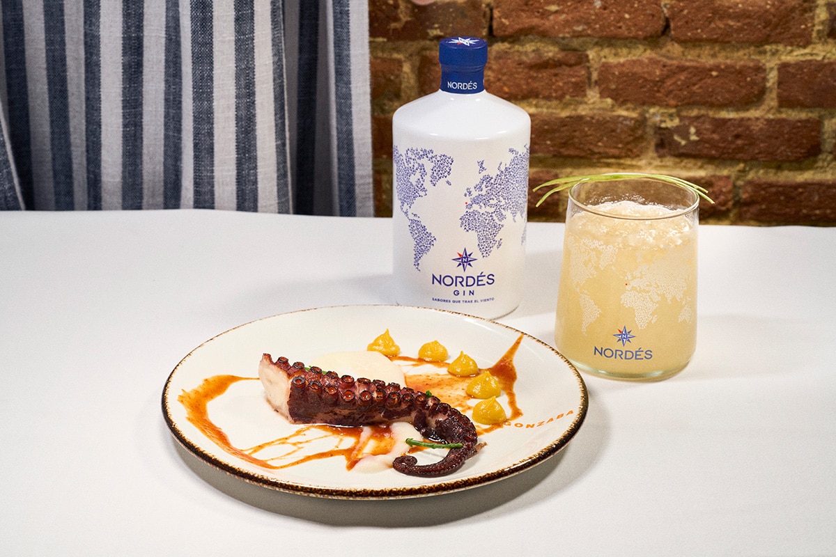 Fuera de carta por Nordés: la mejor gastronomía gallega regresa a Madrid 1 Pulpo de la ría a la brasa con emulsión de verduras en escabeche de Nordés gin y salicornia de Fuera de Carta de Nordés.