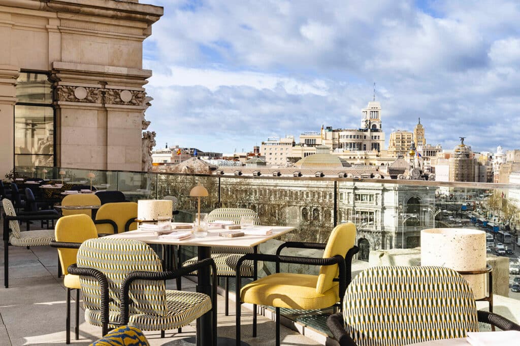 Cornamusa: un auténtico homenaje al recetario madrileño en el Palacio de Cibeles 3 Terraza del restaurante Cornamusa en el Palacio de Cibeles de Madrid.