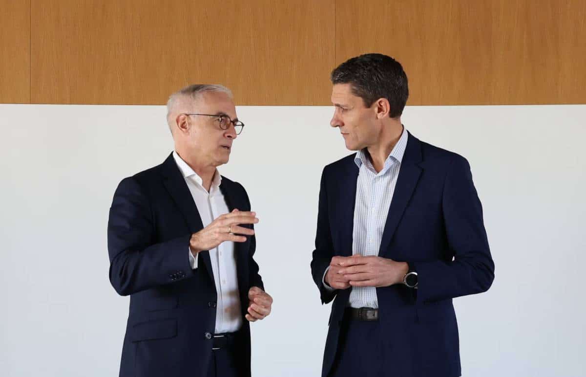 BBVA y la Federación Española del Vino se unen para impulsar la sostenibilidad del sector 1 José Luis Benítez Robredo, director general de la FEV, junto a José Luis Serrano, el director de pymes de BBVA en España.