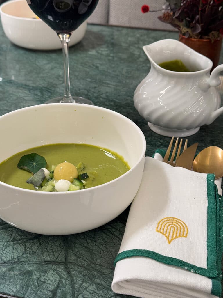 Salmorejo verde de manzana y aguacate del Galería Canalejas Café.
