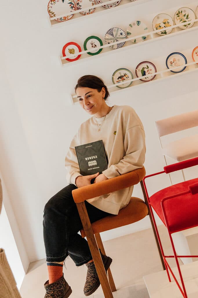 Nino Kitava nos invita a viajar por la gastronomía y la cultura georgiana con su libro de recetas 2 La chef Nino Kitalva con su libro 'Nunuka. Cocina georgiana'.