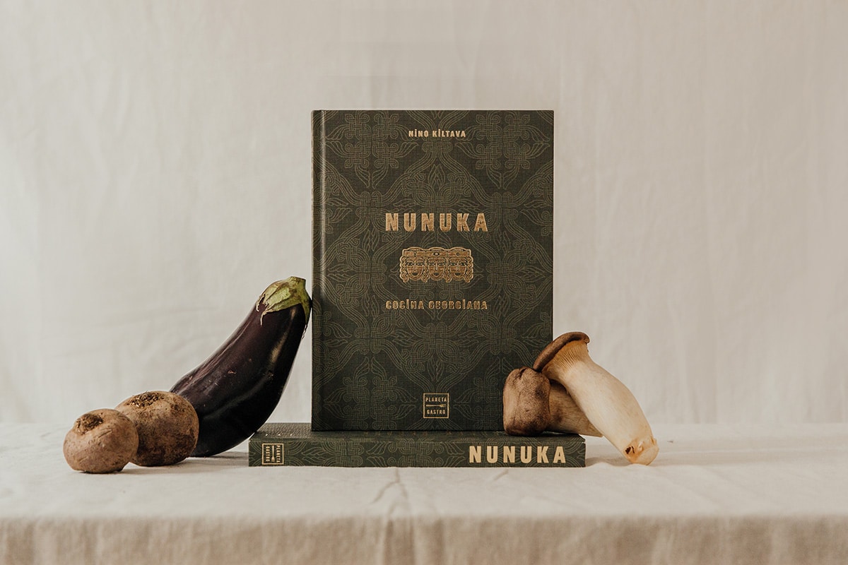 Nino Kitava nos invita a viajar por la gastronomía y la cultura georgiana con su libro de recetas 1 Libro Nunuka. Cocina georgiana, de la chef Nino Kitalva.