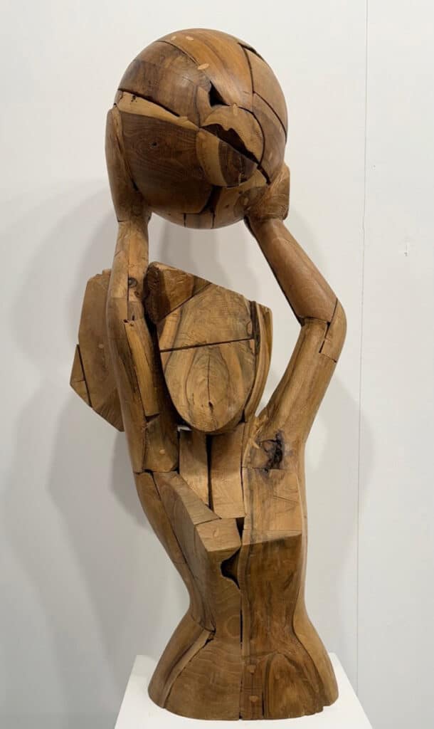 Desde Picasso hasta Dalí o Sorolla. A la venta más de 500 obras en la VIII edición del Salón de Arte Moderno 2 Chica con pelota (2008). Escultura de madera de Manolo Valdés.