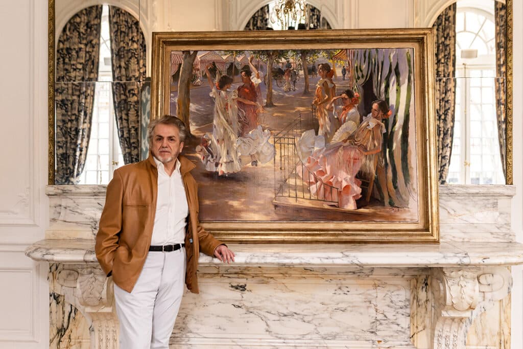 Ricardo Sanz junto a una de sus obras en el hotel Santo Mauro de Madrid.