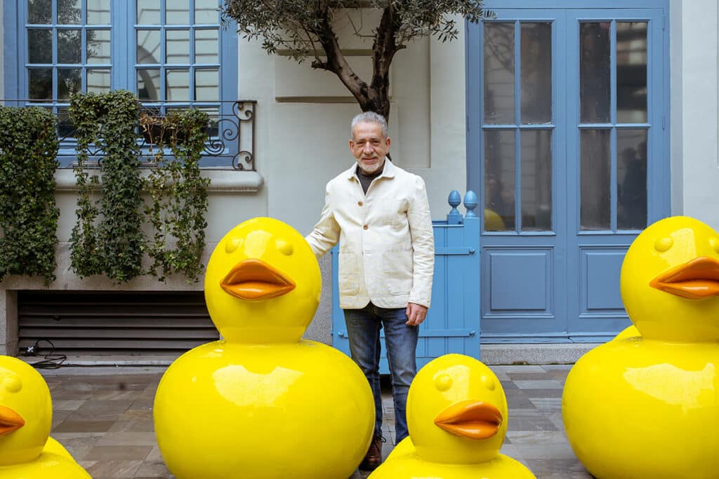 Eladio de Mora, conocido como dEmo, con sus esculturas para el hotel Santo Mauro de Madrid.