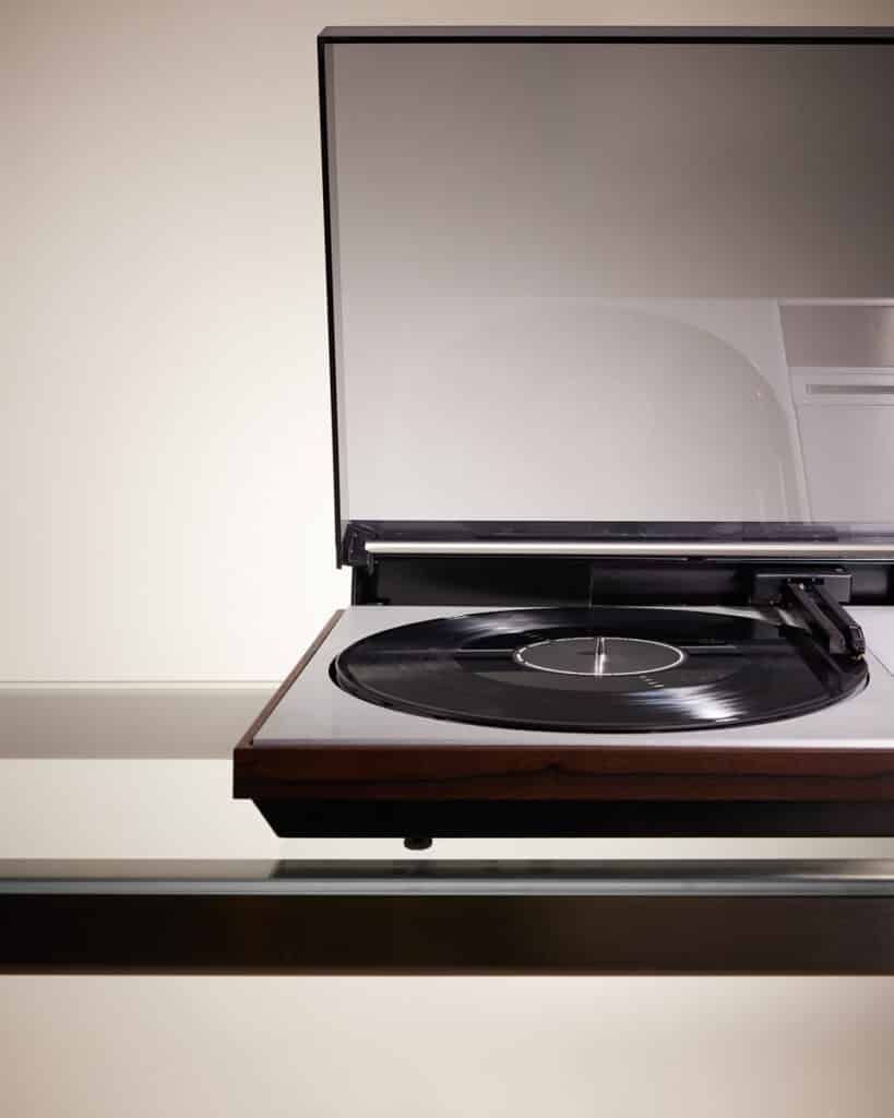 Tocadiscos Beogram serie 4000 de Saint Laurent y Bang & Olufsen.